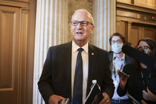 Thượng nghị sĩ Kevin Cramer (Cộng hòa-North Dakota) nói chuyện với các phóng viên tại Điện Capitol Hoa Kỳ hôm 06/10/2021. (Anna Moneymaker/Getty Images)