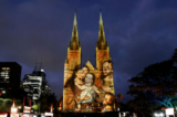 Nhà thờ St Mary được chiếu sáng bằng các hình chiếu theo chủ đề Giáng Sinh trong dịp lễ đón mừng Giáng Sinh ở Sydney, Úc, hôm 21/12/2021. (Ảnh: Brendon Thorne/Getty Images)