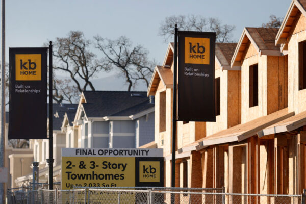 Các biển báo được dán trước những ngôi nhà đang trong quá trình xây dựng tại khu phát triển nhà ở KB Home ở Novato, California, hôm 12/01/2022. (Ảnh: Justin Sullivan/Getty Images)