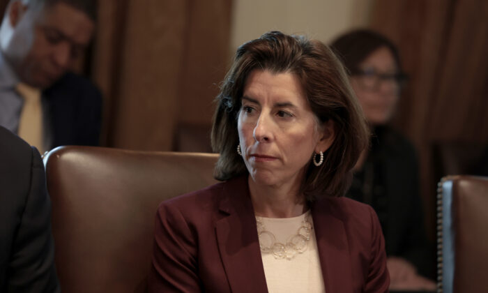 Bộ trưởng Thương mại Hoa Kỳ Gina Raimondo trong Phòng Nội các của Tòa Bạch Ốc ở Hoa Thịnh Đốn hôm 03/03/2022. (Ảnh: Anna Moneymaker/Getty Images)