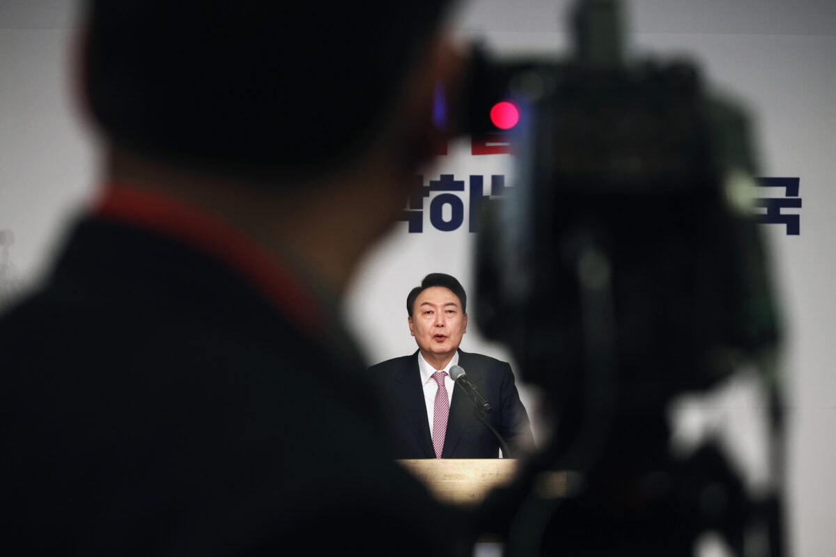 Ông Yoon Suk-yeol thuộc Đảng Quyền lực Nhân Dân chiến thắng sít sao trong cuộc bầu cử tổng thống Nam Hàn, hôm 10/03/2022. (Ảnh: Kim Hong-Ji–Pool/Getty Images)