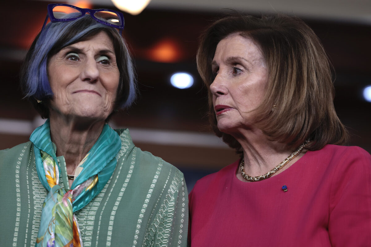 Dân biểu Rosa DeLauro (Dân Chủ-Connecticut), Chủ tịch Ủy ban Phân bổ ngân sách Hạ viện, cùng Chủ tịch Hạ viện Nancy Pelosi (Dân Chủ-California) trong một cuộc họp báo về việc giới thiệu luật nhằm giúp người Mỹ khắc phục tình trạng thiếu sữa bột trẻ em trên toàn quốc tại Điện Capitol Hoa Kỳ ở Hoa Thịnh Đốn, hôm 17/05/2022. (Ảnh: Anna Moneymaker/Getty Images)