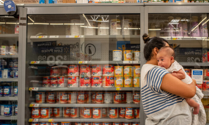 Sữa bột trẻ em được xếp trên kệ trong một Đại trung tâm mua sắm Walmart ở Houston, Texas hôm 08/07/2022. (Ảnh: Brandon Bell/Getty Images)