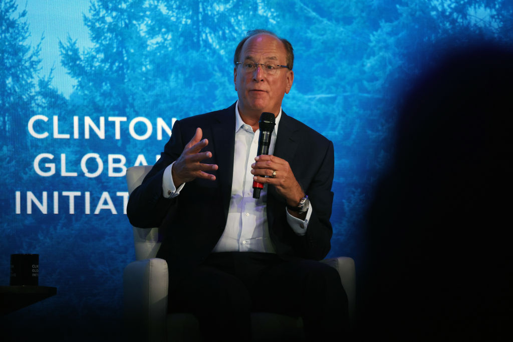 Giám đốc điều hành BlackRock Larry Fink trình bày tại một diễn đàn trong lễ khai mạc Sáng kiến ​​Toàn cầu Clinton (CGI), một cuộc họp của các nhà lãnh đạo quốc tế tại thành phố New York hôm 19/09/2022. (Ảnh: Spencer Platt/Getty Images)