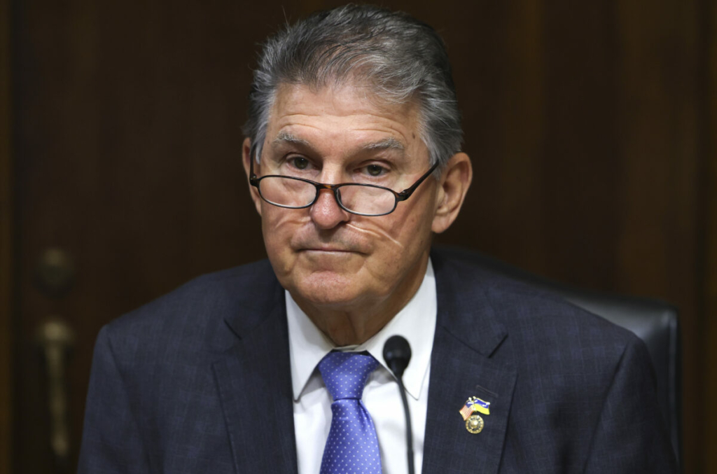 Thượng nghị sĩ Joe Manchin (Dân Chủ-West Virginia), Chủ tịch Ủy ban Tài nguyên và Năng lượng Thượng viện, chủ trì phiên điều trần về công nghệ pin, tại Tòa nhà Văn phòng Thượng viện Dirksen ở Hoa Thịnh Đốn, hôm 22/09/2022. (Ảnh: Kevin Dietsch/Getty Images)