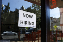 Biển báo ‘Cần tuyển dụng’ được trưng bày trên mặt tiền một cửa hàng ở khu phố Adams Morgan ở Hoa Thịnh Đốn, hôm 07/10/2022. (Ảnh: Anna Moneymaker/Getty Images)