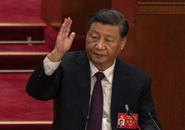 Lãnh đạo Trung Quốc Tập Cận Bình giơ tay biểu quyết trong phiên bế mạc Đại hội Đại biểu Toàn quốc lần thứ 20 của Đảng Cộng sản Trung Quốc tại Đại lễ đường Nhân dân ở Bắc Kinh, hôm 22/10/2022. (Ảnh: Kevin Frayer/Getty Images)