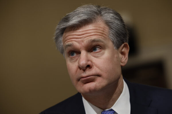 Giám đốc FBI Christopher Wray chuẩn bị làm chứng trước Ủy ban An ninh Nội địa Hạ viện tại Tòa nhà Văn phòng Hạ viện Cannon trên Capitol Hill ở Hoa Thịnh Đốn hôm 15/11/2022. (Ảnh: Chip Somodevilla/Getty Images)