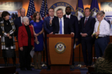 Dân biểu Hoa Kỳ James Comer (Cộng Hòa-Kentucky) cùng các nghị sĩ Đảng Cộng Hòa tại Hạ viện trong một cuộc họp báo tại Tòa nhà Quốc hội Hoa Kỳ ở Hoa Thịnh Đốn hôm 17/11/2022. (Ảnh: Alex Wong/Getty Images)