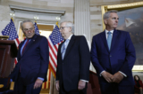 Lãnh đạo Đa số Thượng viện Charles Schumer (Dân chủ-New York), Lãnh đạo Thiểu số Thượng viện Mitch McConnell (Cộng Hòa-Kentucky), và Lãnh đạo Thiểu số Hạ viện Kevin McCarthy (Cộng Hòa-California) tham dự Lễ trao Huy chương Vàng của Quốc hội cho Cảnh sát Thủ đô và các sĩ quan sở Cảnh sát Thủ đô Hoa Thịnh Đốn tại Tòa nhà Capitol Hoa Kỳ ở Hoa Thịnh Đốn hôm 06/12/2022. Lãnh đạo lưỡng đảng và lưỡng viện đã tổ chức lễ trao Huy chương Vàng của Quốc hội cho các sĩ quan chấp pháp đã bảo vệ Tòa nhà Capitol Hoa Kỳ hôm 06/01/2021. (Ảnh: Anna Moneymaker/Getty Images)