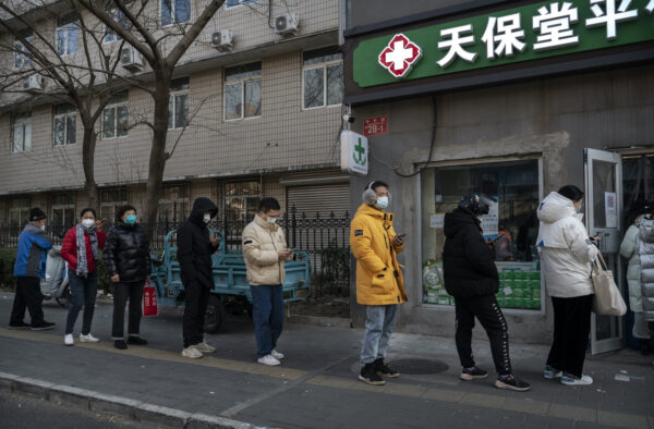 Người dân xếp hàng chờ mua thuốc tại một hiệu thuốc ở Bắc Kinh hôm 09/12/2022. (Ảnh: Kevin Frayer/Getty Images)