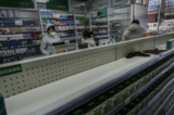Một kệ trống trong một hiệu thuốc ở Bắc Kinh, hôm 21/12/2022. (Ảnh: Kevin Frayer/Getty Images)