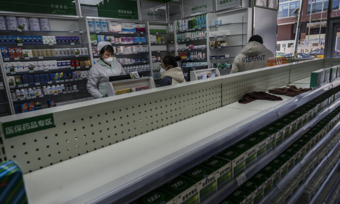 Người Trung Quốc ở hải ngoại đổ xô đi mua thuốc trong bối cảnh thiếu hụt thuốc men