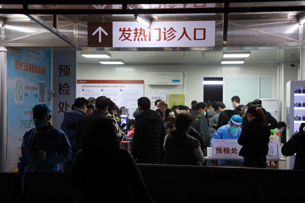 Bệnh nhân chờ đến lượt khám tại một phòng khám sốt của Bệnh viện Nhân dân Đông Quản ở tỉnh Quảng Đông, Trung Quốc, hôm 20/12/2022. (Ảnh: VCG/VCG qua Getty Images)