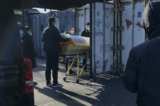 Một chiếc quan tài được đưa từ xe tang vào kho lạnh bảo quản thi thể tại Nhà tang lễ và lò hỏa táng Đông Giao, một trong số những nơi chuyên giải quyết các ca nhiễm COVID-19 tại thành phố Bắc Kinh, Trung Quốc hôm 18/12/2022. (Ảnh: Getty Images)
