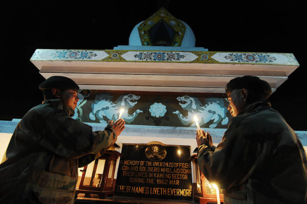 Quân nhân Ấn Độ thắp nến tưởng nhớ những người lính đã hy sinh mạng sống của họ trong cuộc chiến tranh Đông Dương-Trung Quốc năm 1962 tại Đài tưởng niệm Chiến tranh Tawang ở Arunachal Pradesh, Ấn Độ, vào ngày 20/10/2012. (Ảnh: Biju Boro/AFP via Getty Images)