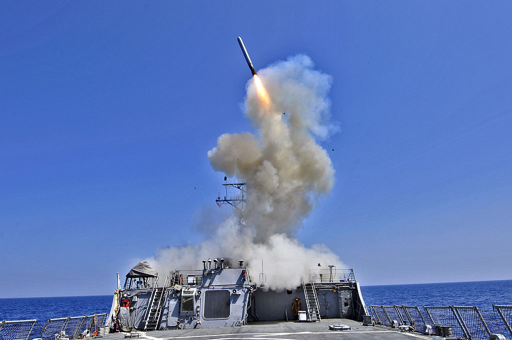 Trong tài liệu do Hải quân Hoa Kỳ phát hành này, khu trục hạm hỏa tiễn dẫn đường USS Barry (DDG 52) của Hải quân Hoa Kỳ phóng một hỏa tiễn hành trình Tomahawk để trợ giúp cho Chiến dịch Bình minh Odyssey (Operation Odyssey Dawn) ở Biển Địa Trung Hải vào ngày 29/03/2011. (Ảnh: Hải quân Hoa Kỳ qua Getty Images)