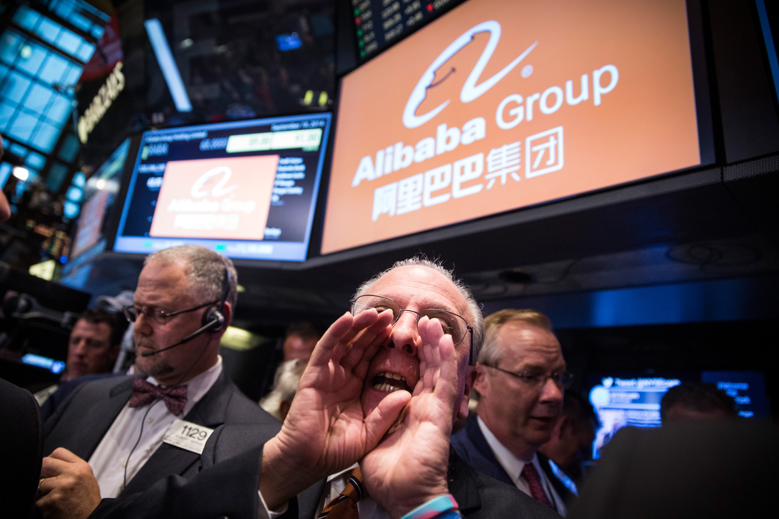 Các nhà giao dịch làm việc trên sàn của Sở Giao dịch Chứng khoán New York trong lúc giá chào bán lần đầu (IPO) của Tập đoàn Alibaba được quyết định, tại thành phố New York, hôm 19/09/2014. (Ảnh: Andrew Burton/Getty Images)