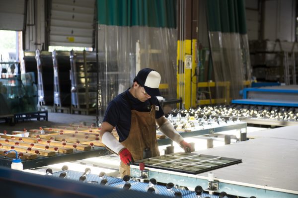 Nhà máy của Công ty Cửa sổ Thompson Creek ở Landover, Maryland, vào ngày 08/06/2015. (Ảnh: Saul Loeb/AFP/Getty Images)