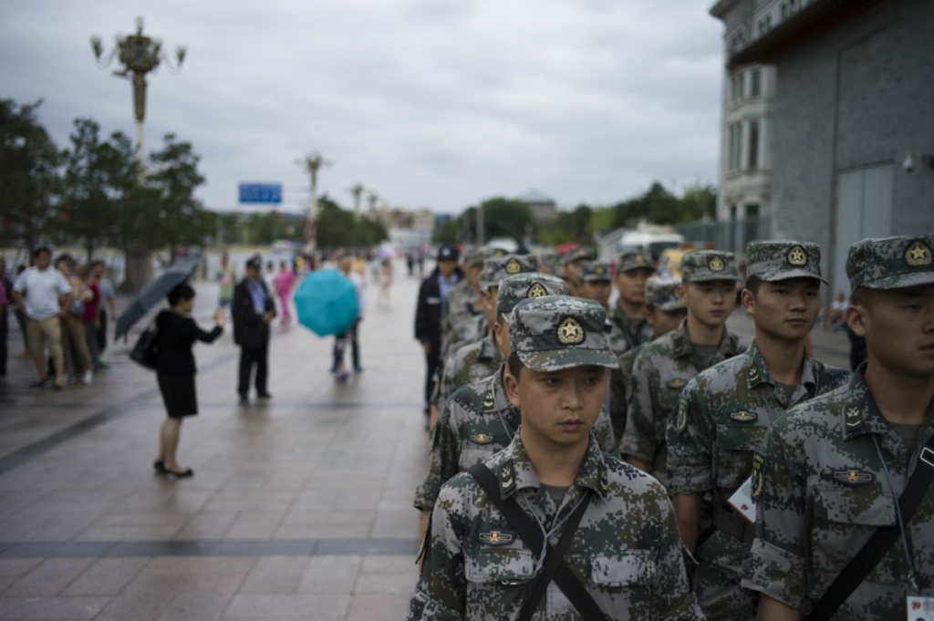 Trước cuộc duyệt binh đã được lên kế hoạch, các sĩ quan của Quân Giải phóng Nhân dân xếp hàng ở Bắc Kinh vào ngày 01/09. Cuộc duyệt binh ngày 03/09 sẽ giới thiệu nhiều hệ thống vũ khí mà chính quyền Trung Quốc dự định bán. (Ảnh: Fred Dufour/AFP/Getty Images)