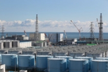 Toàn cảnh các bể chứa nước bị nhiễm phóng xạ và các lò phản ứng bị hư hại tại nhà máy điện hạt nhân Fukushima Daiichi ở Okuma, Nhật Bản, vào ngày 25/02/2016. (Ảnh: Christopher Furlong/Getty Images)