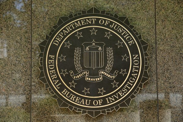 Logo của FBI bên ngoài tòa nhà trụ sở chính ở Thủ đô Hoa Thịnh Đốn, vào ngày 05/07/2016. (Ảnh: Yuri Gripas/AFP/Getty Images)