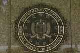 Logo của FBI được nhìn thấy bên ngoài tòa nhà trụ sở chính ở Thủ đô Hoa Thịnh Đốn vào ngày 05/07/2016. (Ảnh: Yuri Gripas/AFP/Getty Images)