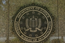 Logo của FBI được nhìn thấy bên ngoài tòa nhà trụ sở chính ở Thủ đô Hoa Thịnh Đốn vào ngày 05/07/2016. (Ảnh: Yuri Gripas/AFP/Getty Images)