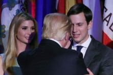 Tổng thống đắc cử Donald Trump ôm người con rể Jared Kushner (phải), trong khi con gái Ivanka Trump (trái), đứng gần đó, sau bài diễn văn ghi nhận thắng cử của ông tại New York Hilton Midtown ở Thành phố New York vào ngày 09/11/2016. (Ảnh: Mark Wilson/Getty Images)