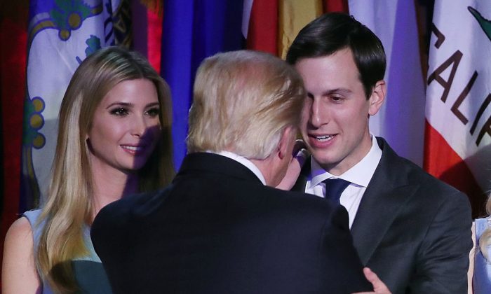 Tổng thống đắc cử Donald Trump ôm người con rể Jared Kushner (phải), trong khi con gái Ivanka Trump (trái), đứng gần đó, sau bài diễn văn ghi nhận thắng cử của ông tại New York Hilton Midtown ở Thành phố New York vào ngày 09/11/2016. (Ảnh: Mark Wilson/Getty Images)