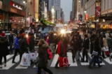Khách hàng mang theo túi mua sắm trong các sự kiện Black Friday (Thứ Sáu Đen) ở thành phố New York vào ngày 25/11/2016. (Ảnh: Eduardo Munoz Alvarez/Getty Images)