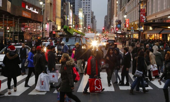 Khách hàng mang theo túi mua sắm trong các sự kiện Black Friday (Thứ Sáu Đen) ở thành phố New York vào ngày 25/11/2016. (Ảnh: Eduardo Munoz Alvarez/Getty Images)