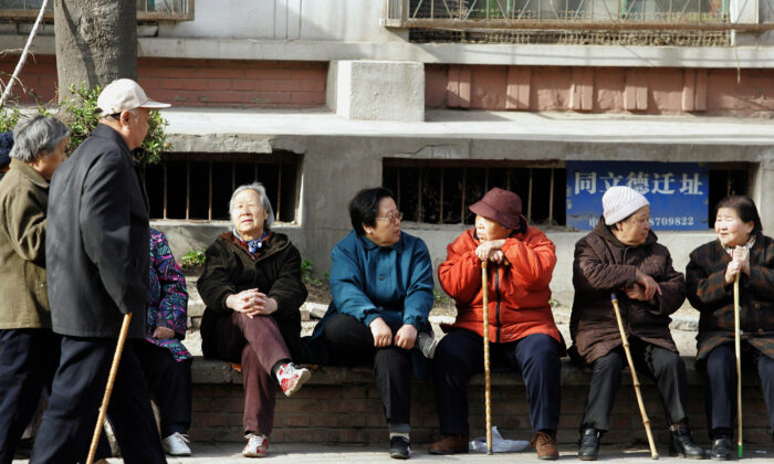 Một nhóm người Trung Quốc cao niên ở Bắc Kinh, vào ngày 07/04/2007. (Ảnh: AFP qua Getty Images)