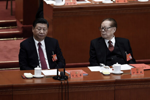 Lãnh đạo Trung Quốc Tập Cận Bình (trái) và người tiền nhiệm Giang Trạch Dân (phải) tham dự bế mạc Đại hội Đảng Cộng sản lần thứ 19 tại Đại lễ đường Nhân dân ở Bắc Kinh, Trung Quốc vào ngày 24/10/2017. (Ảnh: Wang Zhao/AFP qua Getty Images)