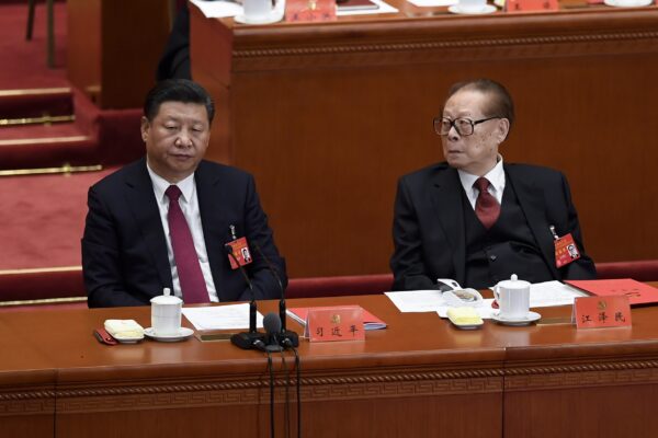 Lãnh đạo ĐCSTQ Tập Cận Bình (Trái) và cựu lãnh đạo Giang Trạch Dân (Phải) tại Đại hội Đảng Cộng sản ở Bắc Kinh vào ngày 24/10/2017. (Ảnh: Wang Zhao/AFP qua Getty Images)