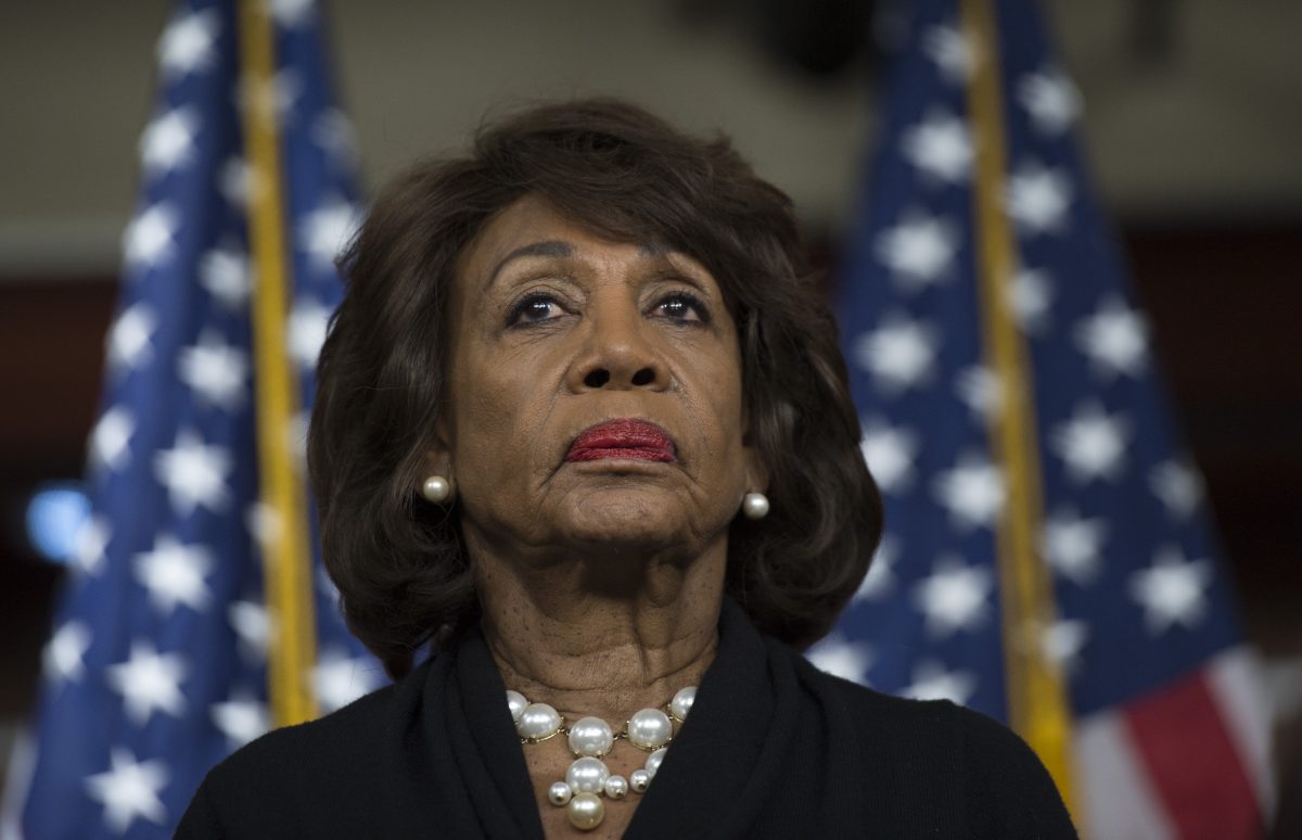 Dân biểu Maxine Waters (Dân Chủ-California) nhìn lên trước khi nói tại Điện Capitol ở Hoa Thịnh Đốn hôm 09/01/2018. (Ảnh: Andrew Caballero-Reynolds/AFP/Getty Images)