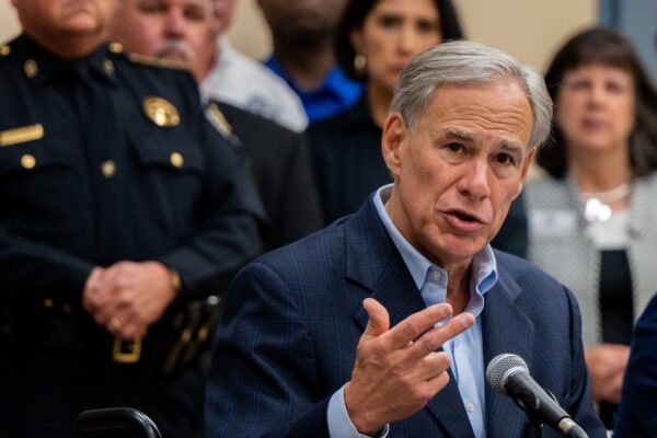 Thống đốc Texas Greg Abbott trình bày trong cuộc họp báo ở Houston hôm 13/09/2022. (Ảnh: Brandon Bell/Getty Images)