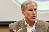 Thống đốc Texas Greg Abbott nói chuyện tại một cuộc họp báo ở Beaumont, Texas, hôm 17/10/2022. (Ảnh: Brandon Bell/Getty Images)