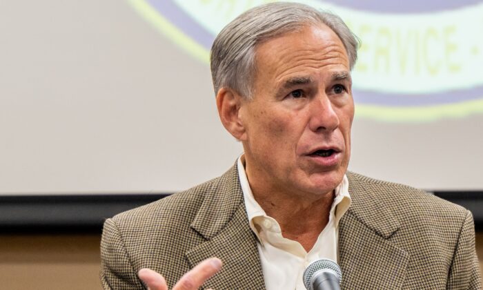 Thống đốc Texas Greg Abbott nói chuyện tại một cuộc họp báo ở Beaumont, Texas, hôm 17/10/2022. (Ảnh: Brandon Bell/Getty Images)