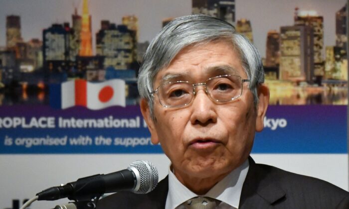 Ông Haruhiko Kuroda, Thống đốc Ngân hàng Trung ương Nhật Bản, nói tại Diễn đàn Tài chính Quốc tế Tokyo 2022 ở Tokyo hôm 15/11/2022. (Ảnh: Kazuhiro Nogi/AFP qua Getty Images)