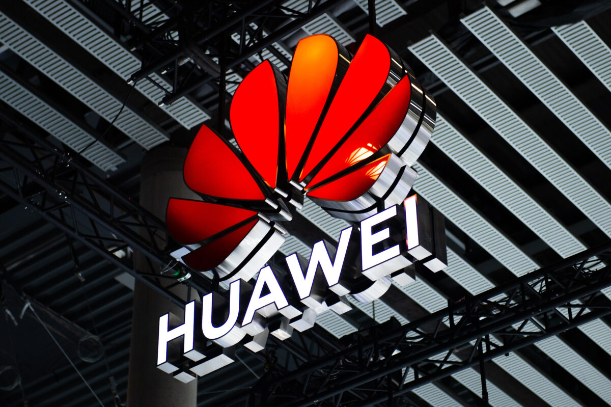 Một logo được chiếu sáng bên ngoài gian hàng Huawei tại gian hàng SK telecom vào ngày đầu tiên của Đại hội Thế giới Di động GSMA ở Barcelona hôm 28/02/2022. (Ảnh: David Ramos/Getty Images)