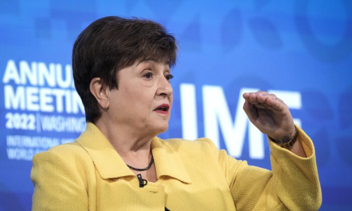 Giám đốc điều hành IMF Kristalina Georgieva tham gia một cuộc thảo luận tại trả lời các câu hỏi với các tổ chức xã hội dân sự tại trụ sở IMF ở Hoa Thịnh Đốn hôm 10/10/2022. (Ảnh: Drew Angerer/Getty Images)