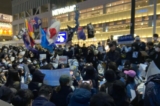 Một cuộc biểu tình ở quảng trường công cộng phía trước Ga Shinjuku của Tokyo hôm 30/11, ủng hộ cuộc cách mạng giấy trắng ở Trung Quốc đại lục. (Ảnh: The Epoch Times)