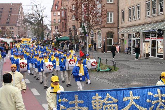 Đoàn nhạc Thiên Quốc lan tỏa âm nhạc “đến từ thiên thượng” trong cuộc diễn hành của họ qua Nürnberg. (Ảnh: Epoch Times)