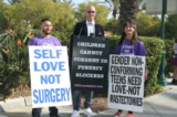 (Từ trái qua) anh Abel Garcia, anh Billboard Chris, và cô Chloe Cole tham gia một cuộc biểu tình ở Anaheim, California, hôm 08/10/2022. (Ảnh: Brad Jones/The Epoch Times)