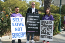 (Từ trái qua) anh Abel Garcia, anh Billboard Chris, và cô Chloe Cole tham gia một cuộc biểu tình ở Anaheim, California, hôm 08/10/2022. (Ảnh: Brad Jones/The Epoch Times)