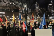 Hàng trăm người biểu tình tập trung tại Công viên Grange ở trung tâm thành phố Toronto hôm 03/12/2022 để ủng hộ các cuộc biểu tình rầm rộ ở Trung Quốc chống lại chính sách “zero COVID” hà khắc của Bắc Kinh. (Ảnh: Roger Li/NTDTV)