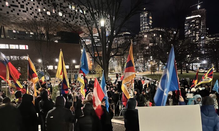 Hàng trăm người biểu tình tập trung tại Công viên Grange ở trung tâm thành phố Toronto hôm 03/12/2022 để ủng hộ các cuộc biểu tình rầm rộ ở Trung Quốc chống lại chính sách “zero COVID” hà khắc của Bắc Kinh. (Ảnh: Roger Li/NTDTV)