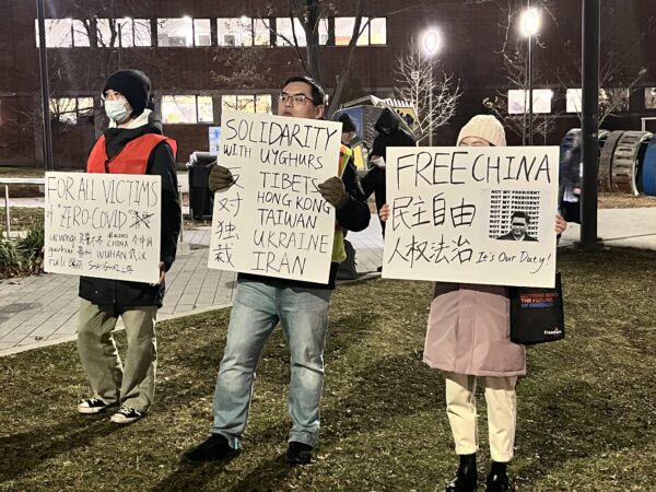 Hàng trăm người biểu tình tập trung tại Công viên Grange ở trung tâm thành phố Toronto hôm 03/12/2022, lên án chính sách “zero COVID” hà khắc của Bắc Kinh và cuộc đàn áp tàn bạo đối với các nhóm tôn giáo và dân tộc thiểu số. Những người biểu tình cầm những tấm biển ghi “Trung Quốc Tự Do” và “vì tất cả các nạn nhân của COVID-19.” (Ảnh: Roger Li/NTDTV)