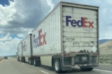 Một chiếc xe tải FedEx kéo theo ba rơ-moóc là hình ảnh thường thấy trên Xa lộ Liên tiểu bang 15 ở Utah, hôm 29/06/2022. (Ảnh: Allan Stein/The Epoch Times)